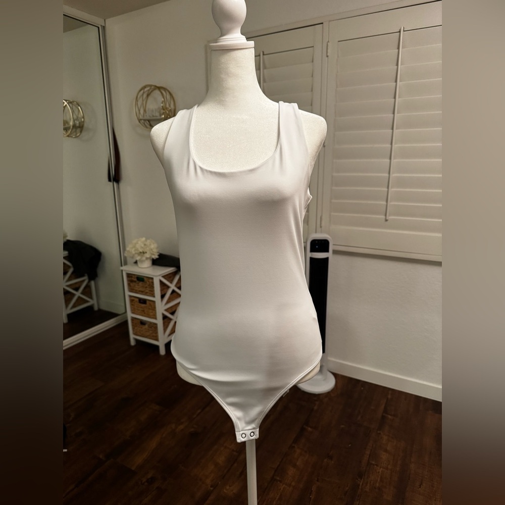 Express- Body Contour High Compression Scoop Neck bodysuit